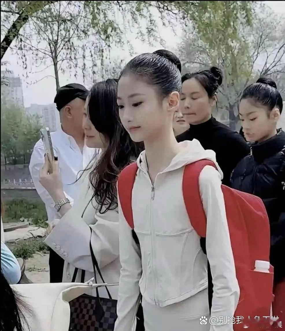 北戏招生现场这两位小姑娘颜值也太绝了！颜值气质双在线，谁要是能拥有这样的女儿，做