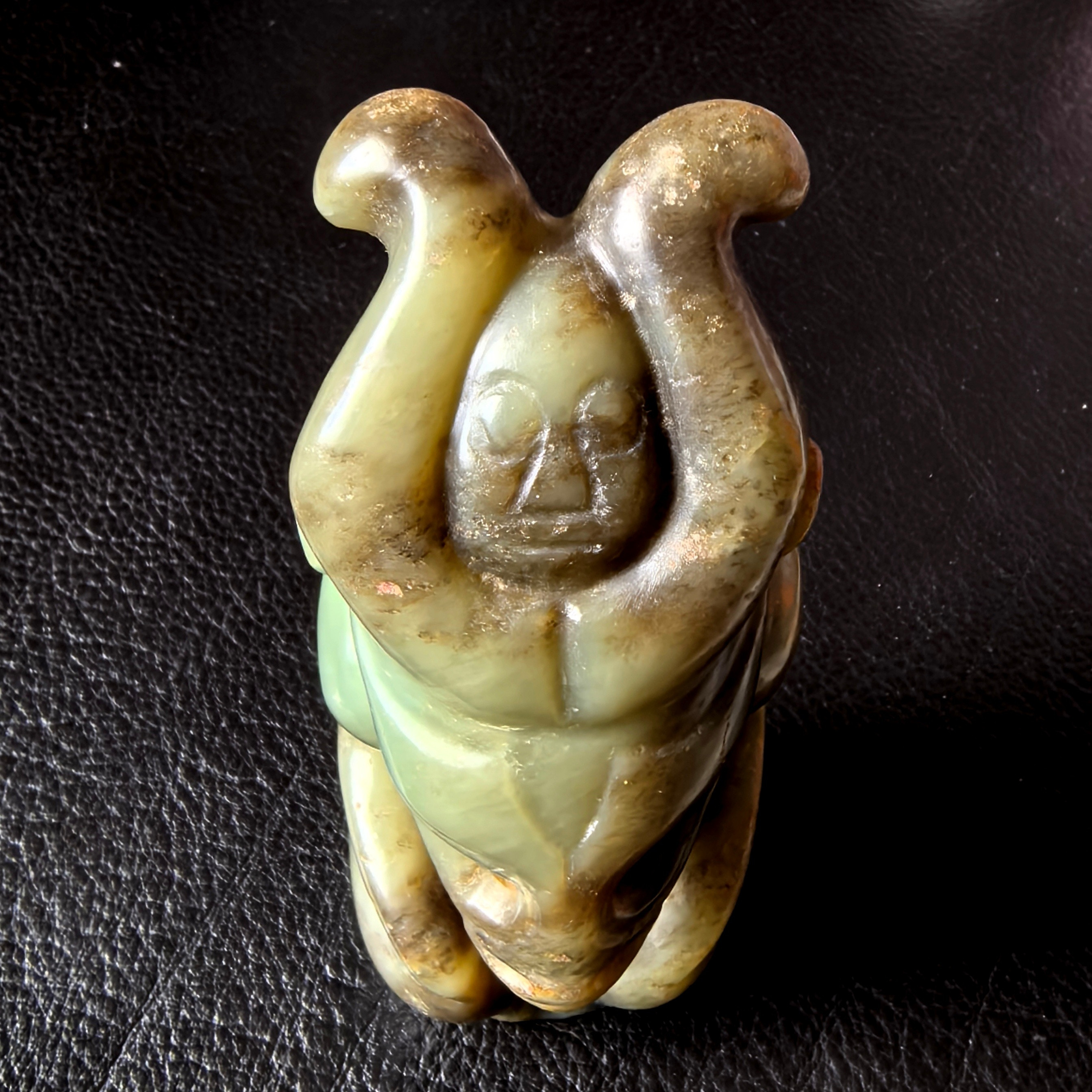 古玉杂谈这件红山牛神，收藏许多年了，一直在迷惑不解之中，尺过成年人，手掌大小，