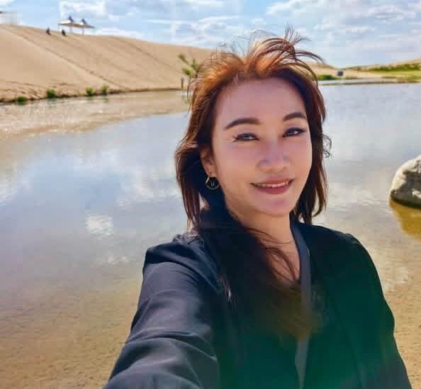 王浅秋在内蒙骑骆驼骑得好好的，台媒却拿着“不具名官员”的说法吓人，说什么“几类人