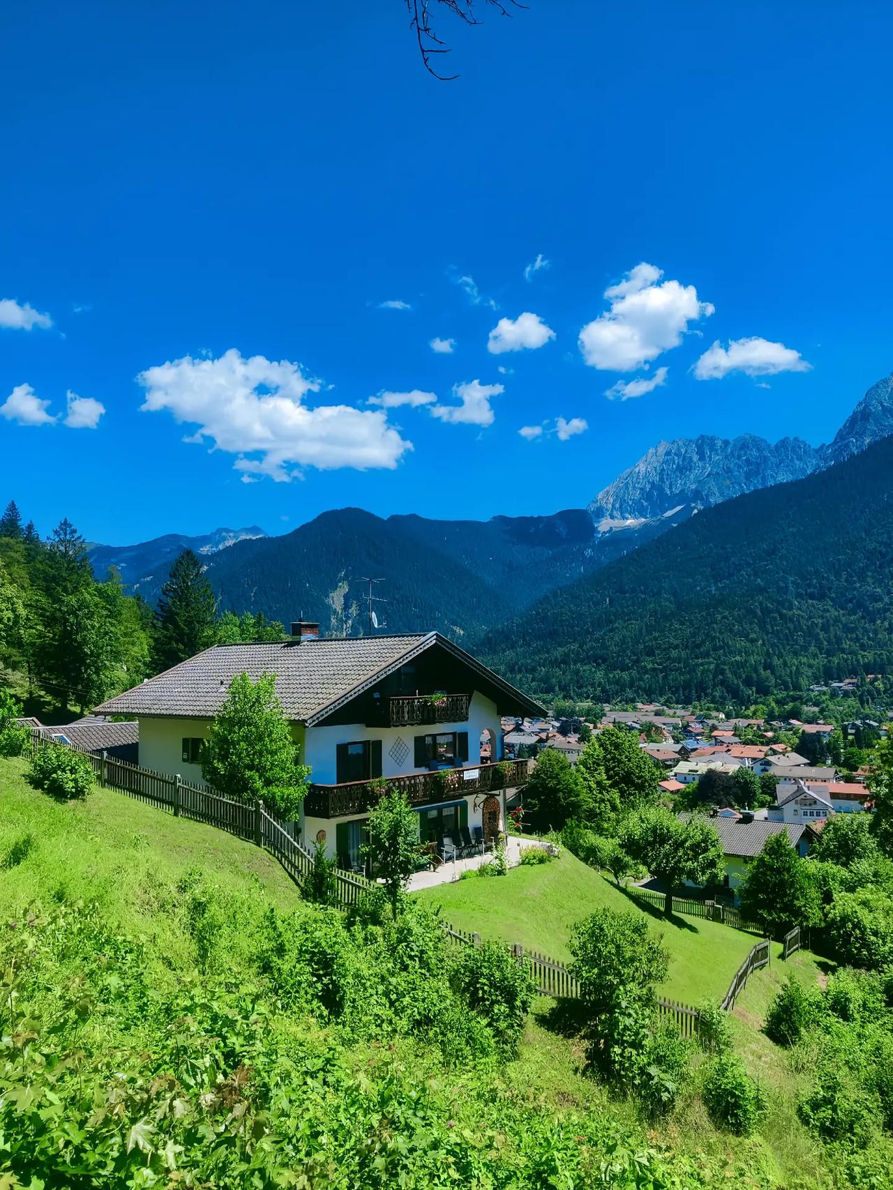 有一些学校要求老师在过道里面办公，这一点我不赞同。老师有自己的办公室，学生如果有
