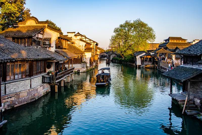 今年春天最想实现的心愿今年春天，我最盼着的事儿就是去一趟江南古镇。我老想着，要