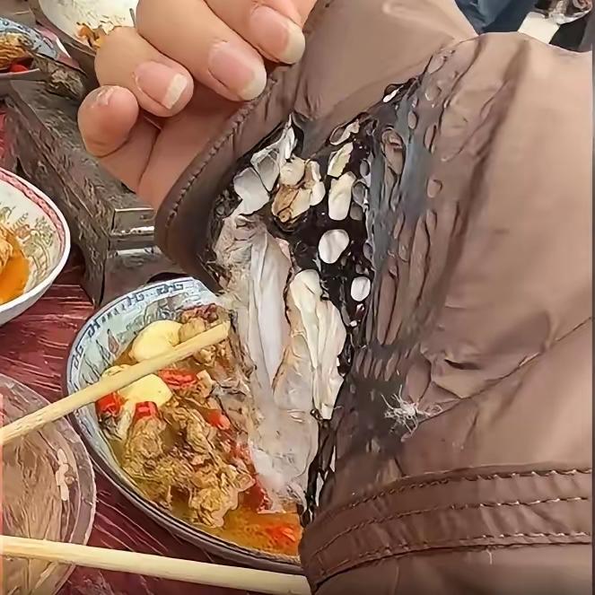 “这顿席吃的太贵了！”湖南湘西，一女子穿着一千多的羽绒服去吃席，没成想，期间夹肉