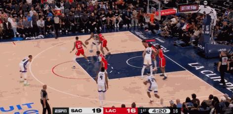 对于小卡来说，中投就像上篮一样简单！小卡的投篮姿势高度的标准化，投篮动作像机器