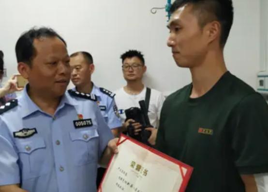 2019年，退伍军人尹文杰在抓小偷时，突然看到了小偷长相，他吃了一惊，赶紧松手，