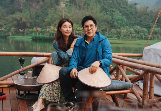 霍启刚，高调发文！4月7日，霍启刚突然在香港社媒高调发文，他大方公开分享了多