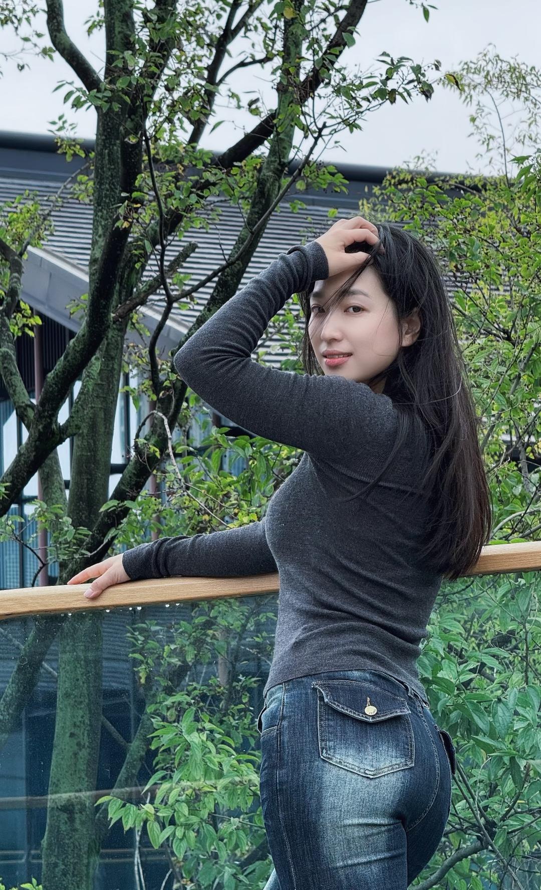 表弟30岁在小县城当公务员，家里房和20多万的车都备齐了，好不容易通过熟人介绍相