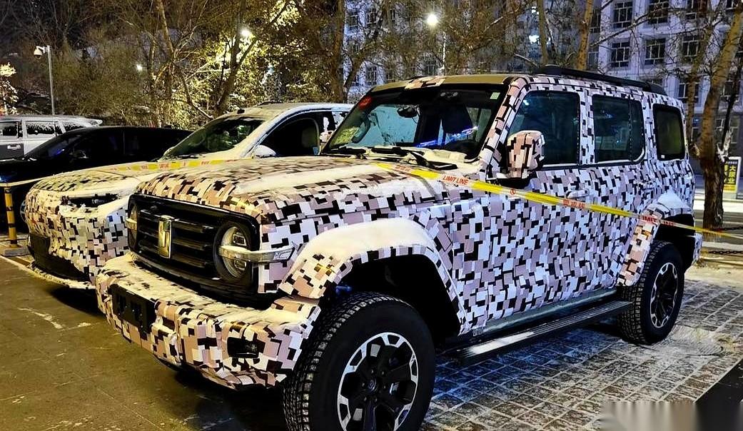 我靠，网上那坦克300的谍照，给我看乐了。轮子都快怼到保险杠脸上了？前悬短得