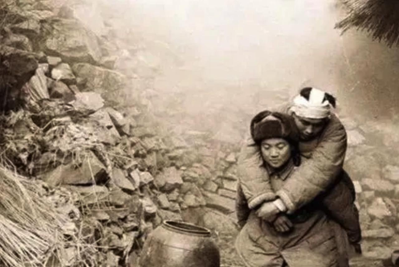 1951年，几名志愿军战士，正沿着公路摸索前进，谁料，路边突然传来了一阵微弱的求