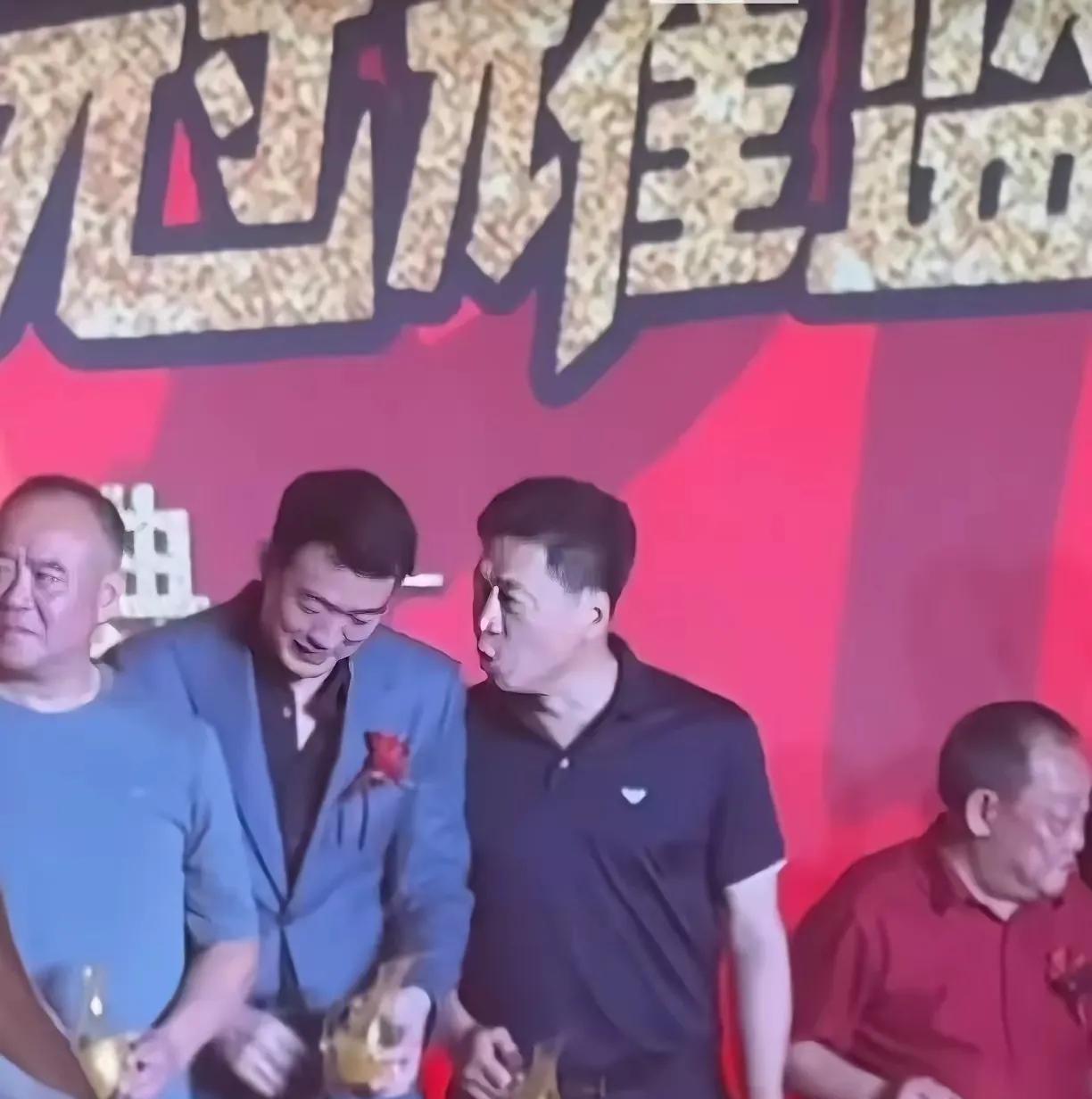 李春江:还是让你小子赶上好时候了啊王博:老师，哪里哪里，这还不都是您打下的江山