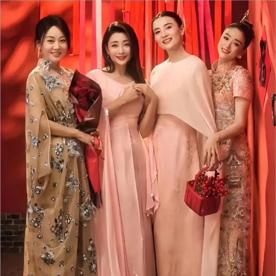 一张女星合影，揭穿娱乐圈最现实的真相！一张四女星合影，彻底撕开娱乐圈的势利