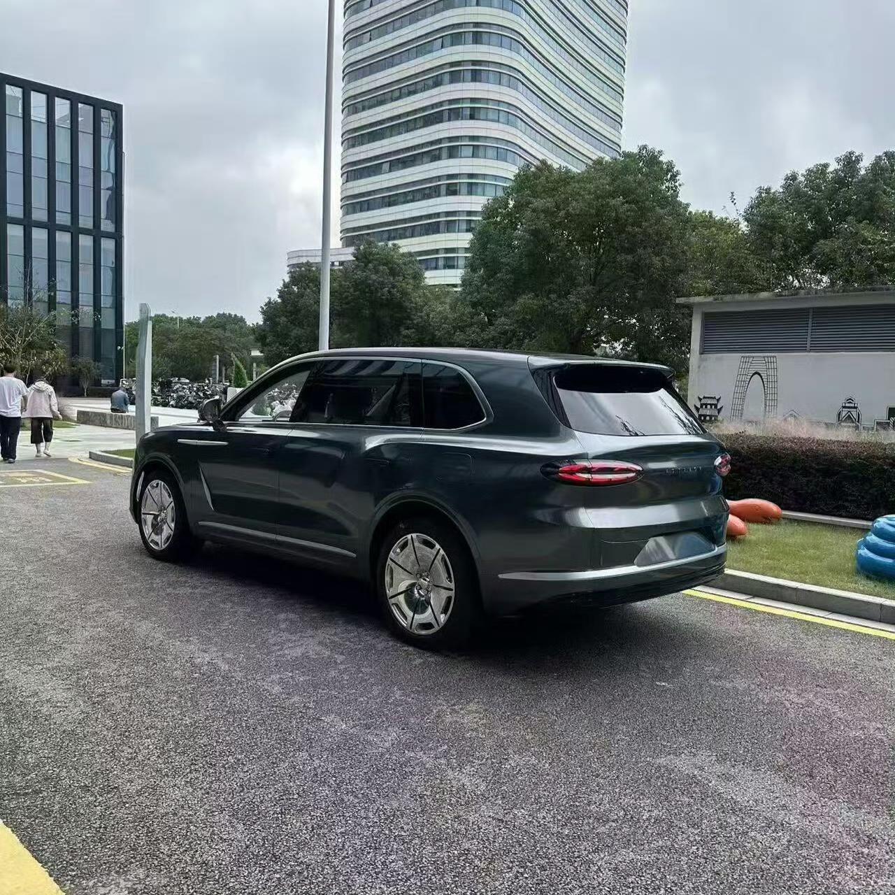 近日，网络上留出某国产新能源品牌新车的路透图，由图可以看到，新车与宾利添越的设计