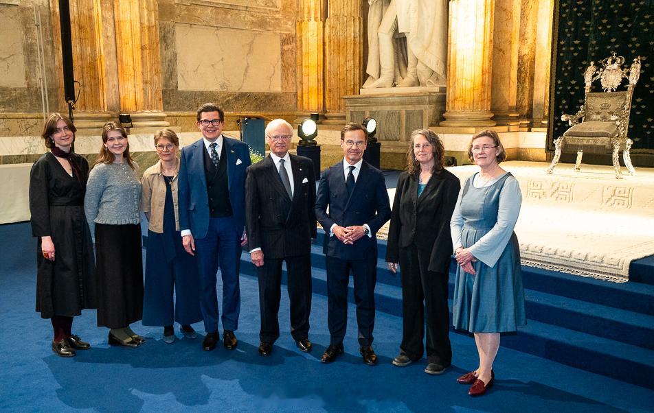 4.22瑞典国王卡尔十六世、王后西尔维娅和和王储维多利亚公主出席zf和议会的接