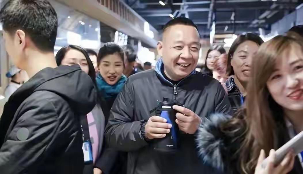 胖东来的模式为什么难以复制？先看一组数字。2024年胖东来净利润8亿元。其中