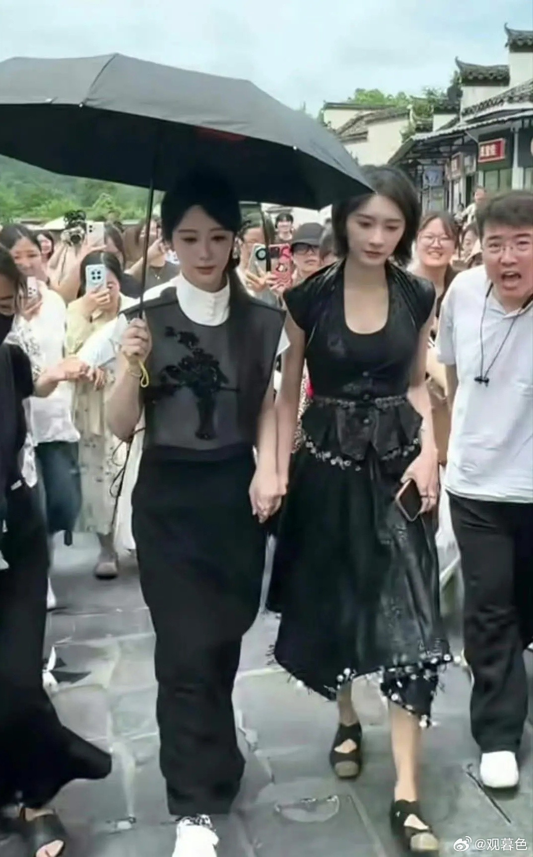杨紫vs迪丽热巴，一把伞照出两种教养
