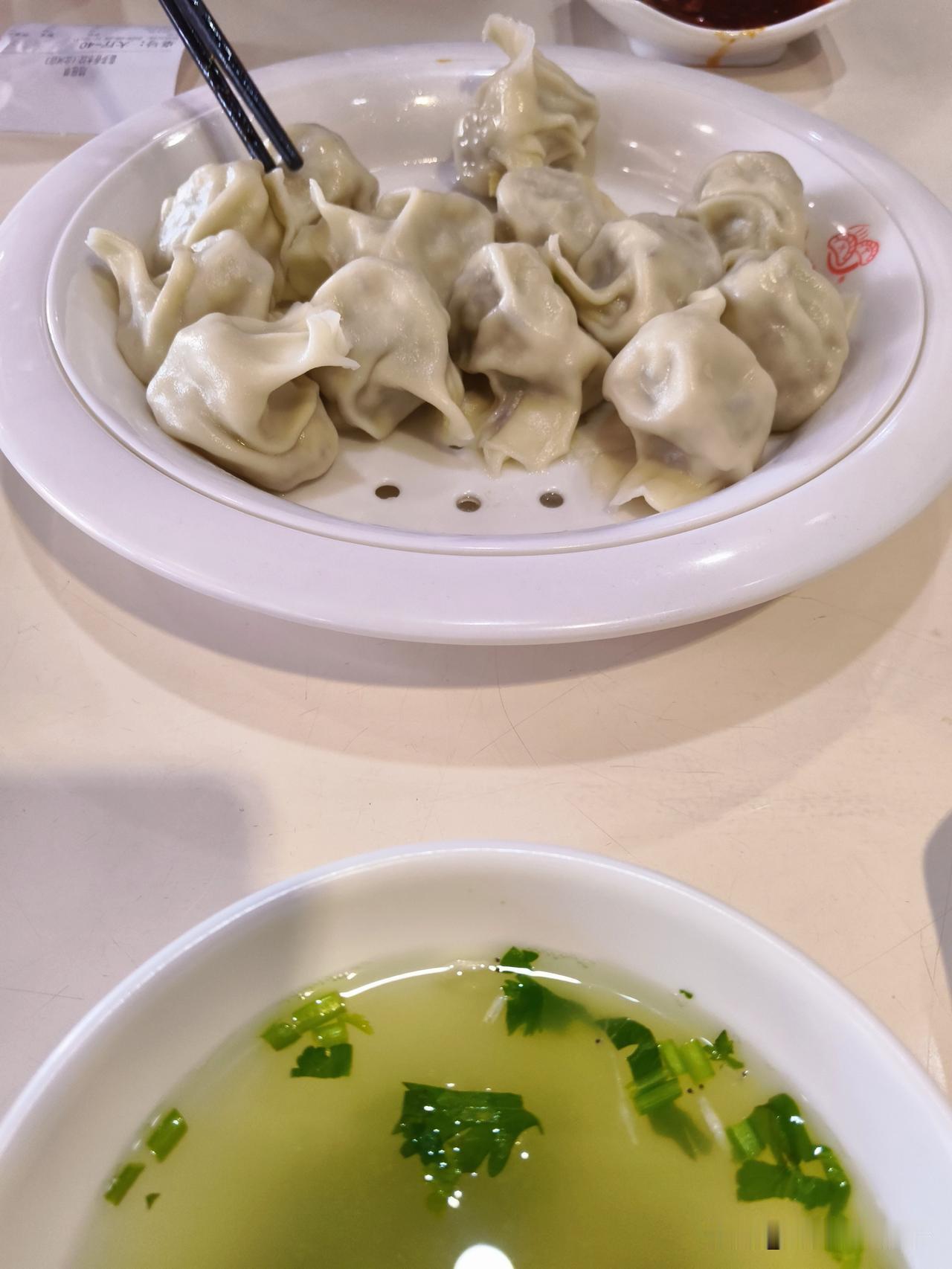 饺子店里南边隔间空着，看着桌子上的转盘，我不由笑了。昨天和同学去农村吊唁，回