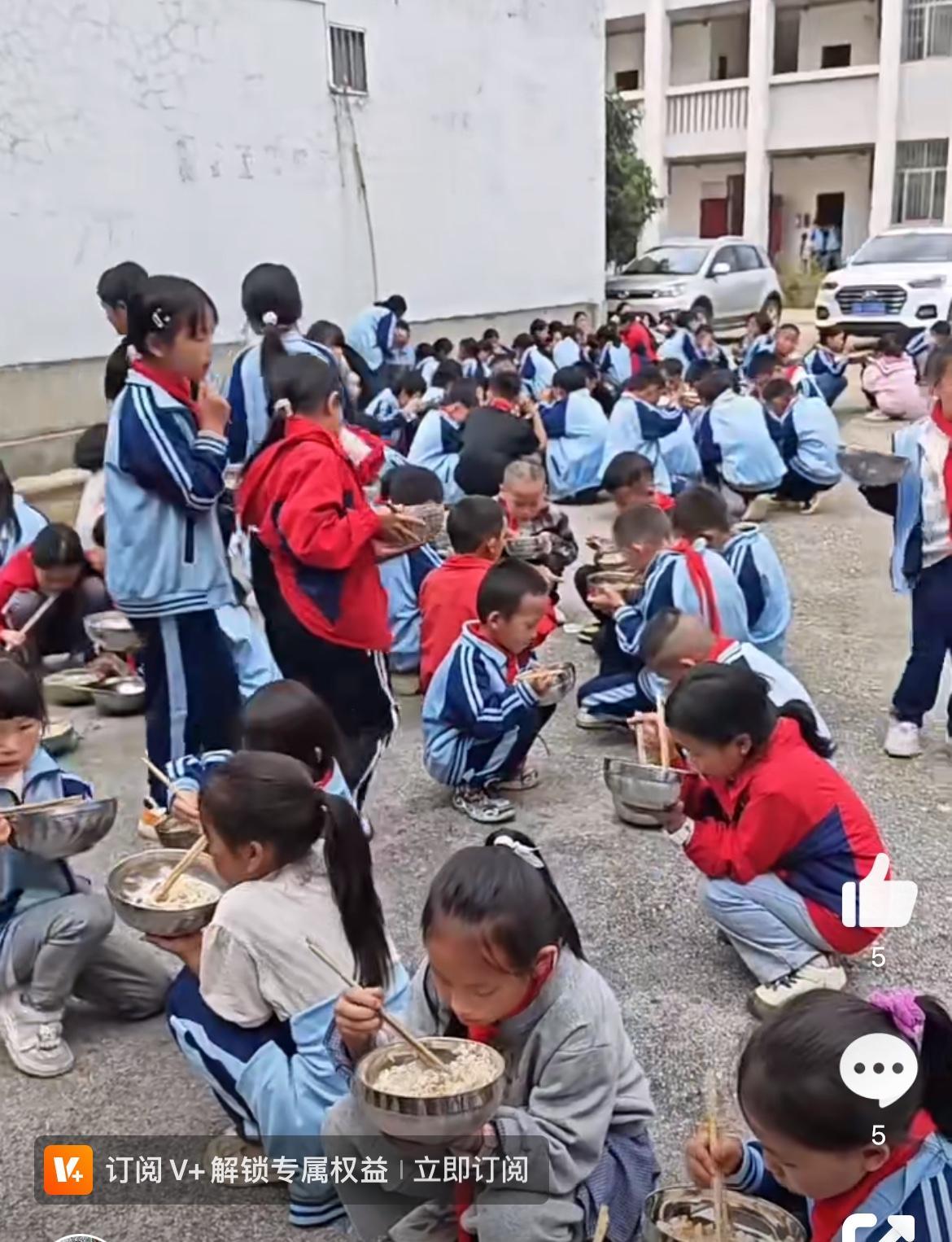 露天的食堂热闹，对于孩子们来说有口热饭吃就是幸福了。一看这环境应该就是某高原地区