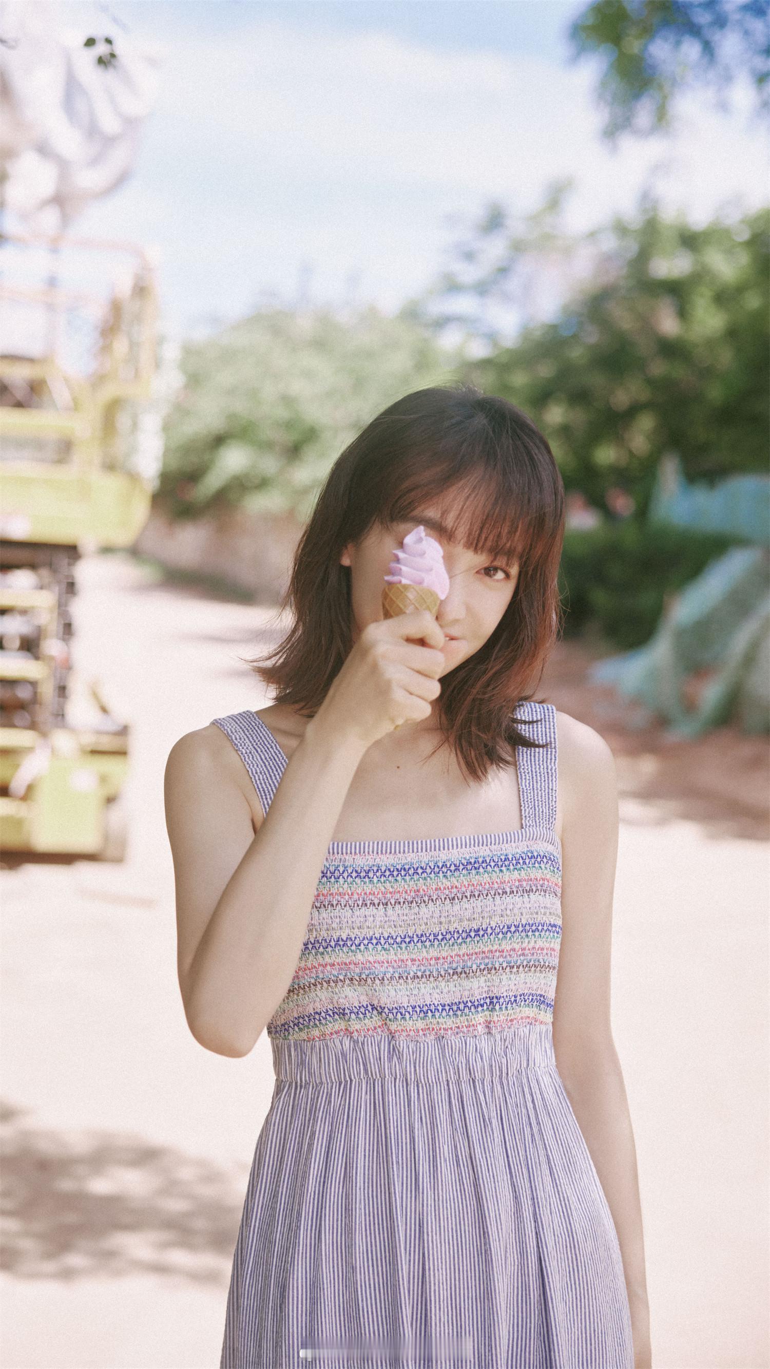 宋茜香芋色吊带裙街拍