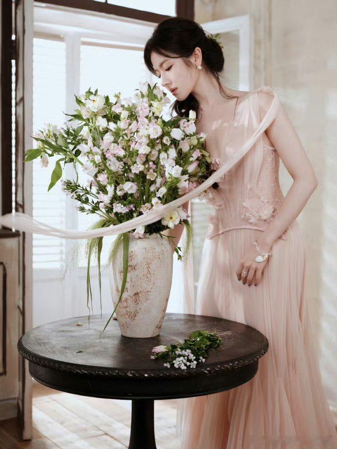 李兰迪线下美成这样了李兰迪线下路透美成这样了脱离精修依旧绝美，粉纱长裙造型温