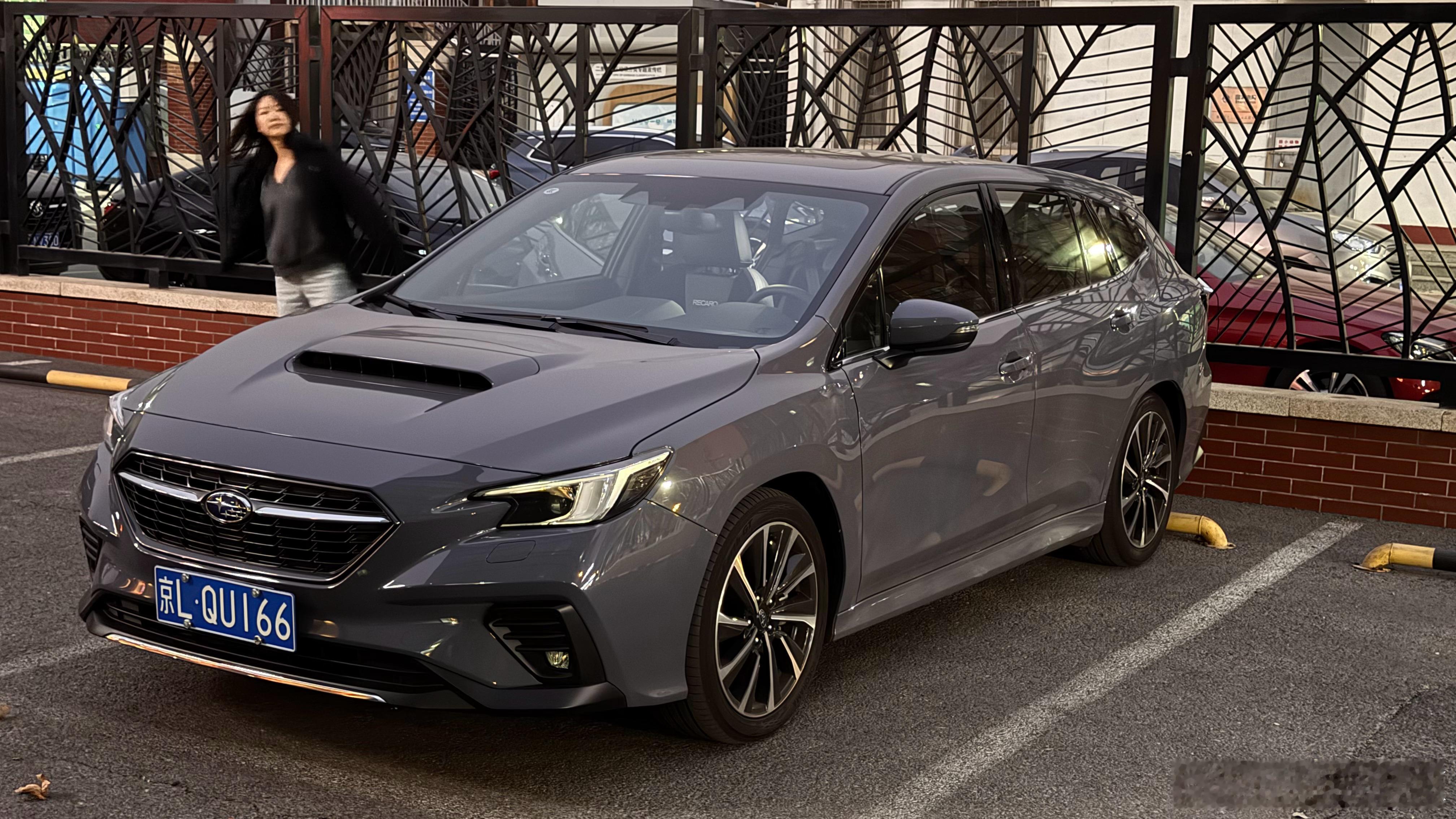 由于外牌进不去北京二环内于是我只能摆下岚图FREE找借京牌装备待会就能去天安门逛