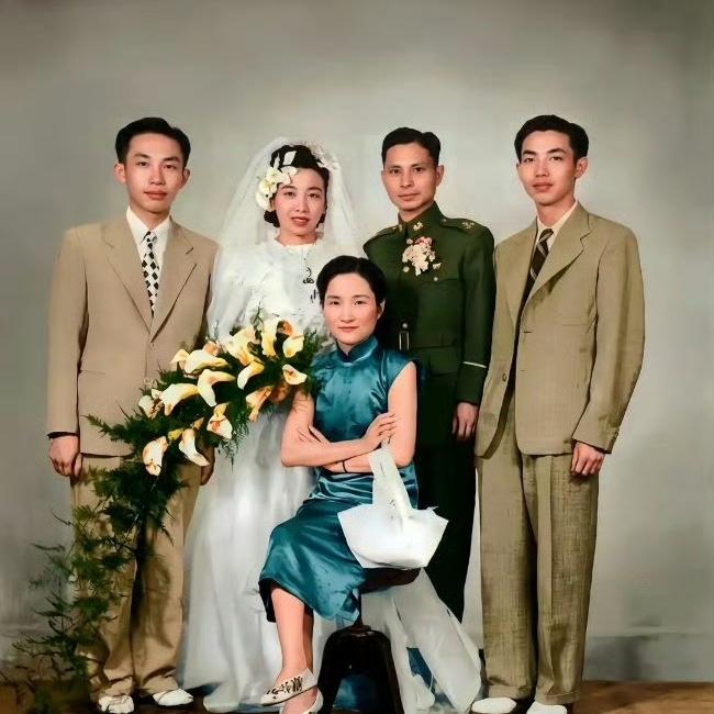 徐志摩去世十几年后，陆小曼留下了这一张照片，拍摄于1947年的南京，后排身穿婚纱