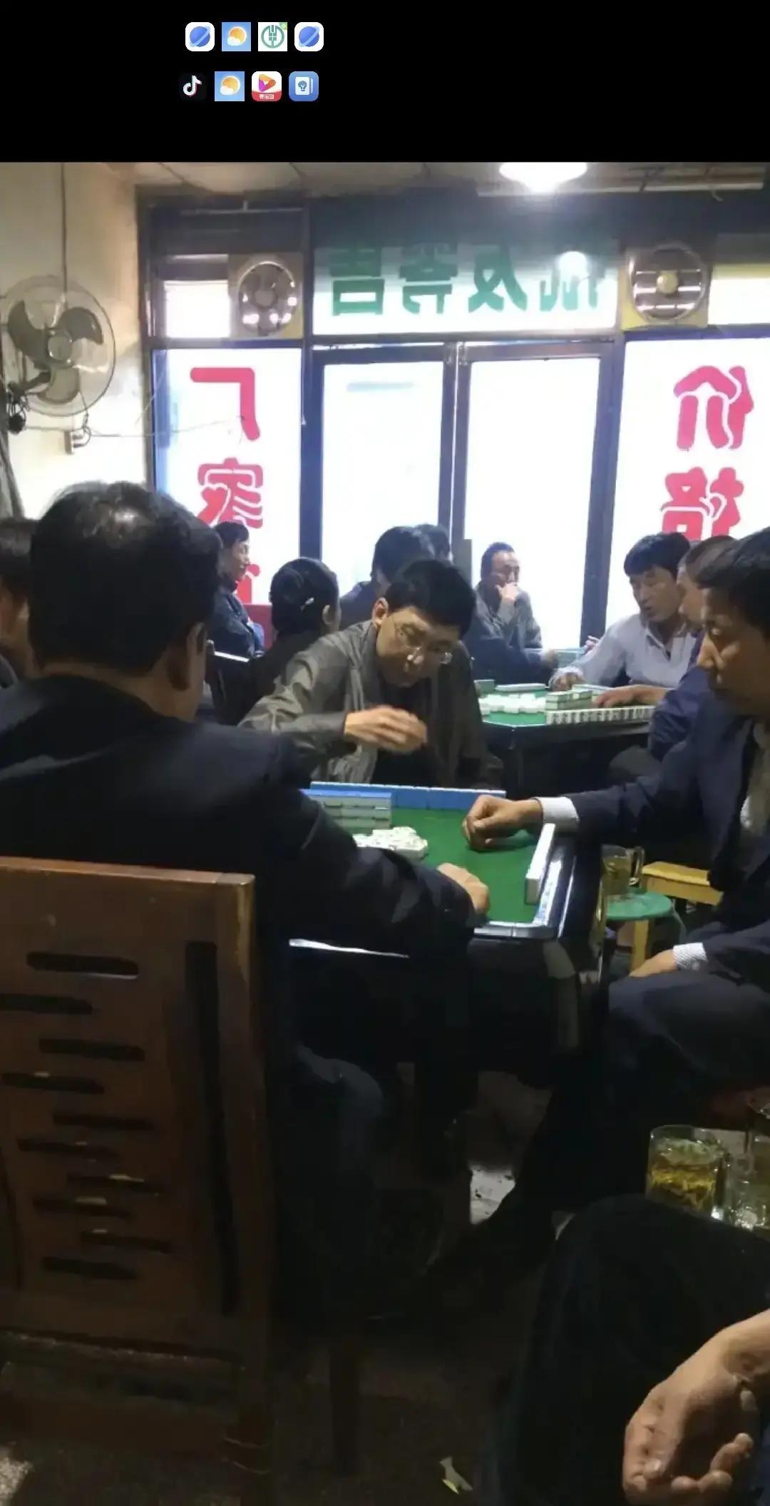 麻将室出大事情了，我今天中午去麻将室喝茶，看见老板正在和一个女人吵架。这事儿吧，