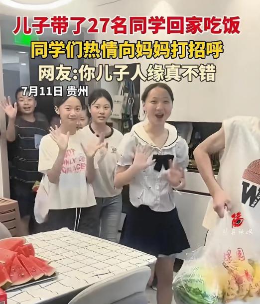 万万没想到。贵州，一男孩告诉妈妈，要邀请同学来家里吃饭，妈妈起初以为就儿子的人缘
