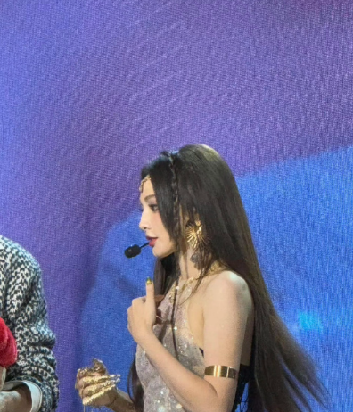 彭小苒穿10cm高跟鞋完成《爱你》《不得不爱》等唱跳表演，气息稳定度与舞蹈精准度