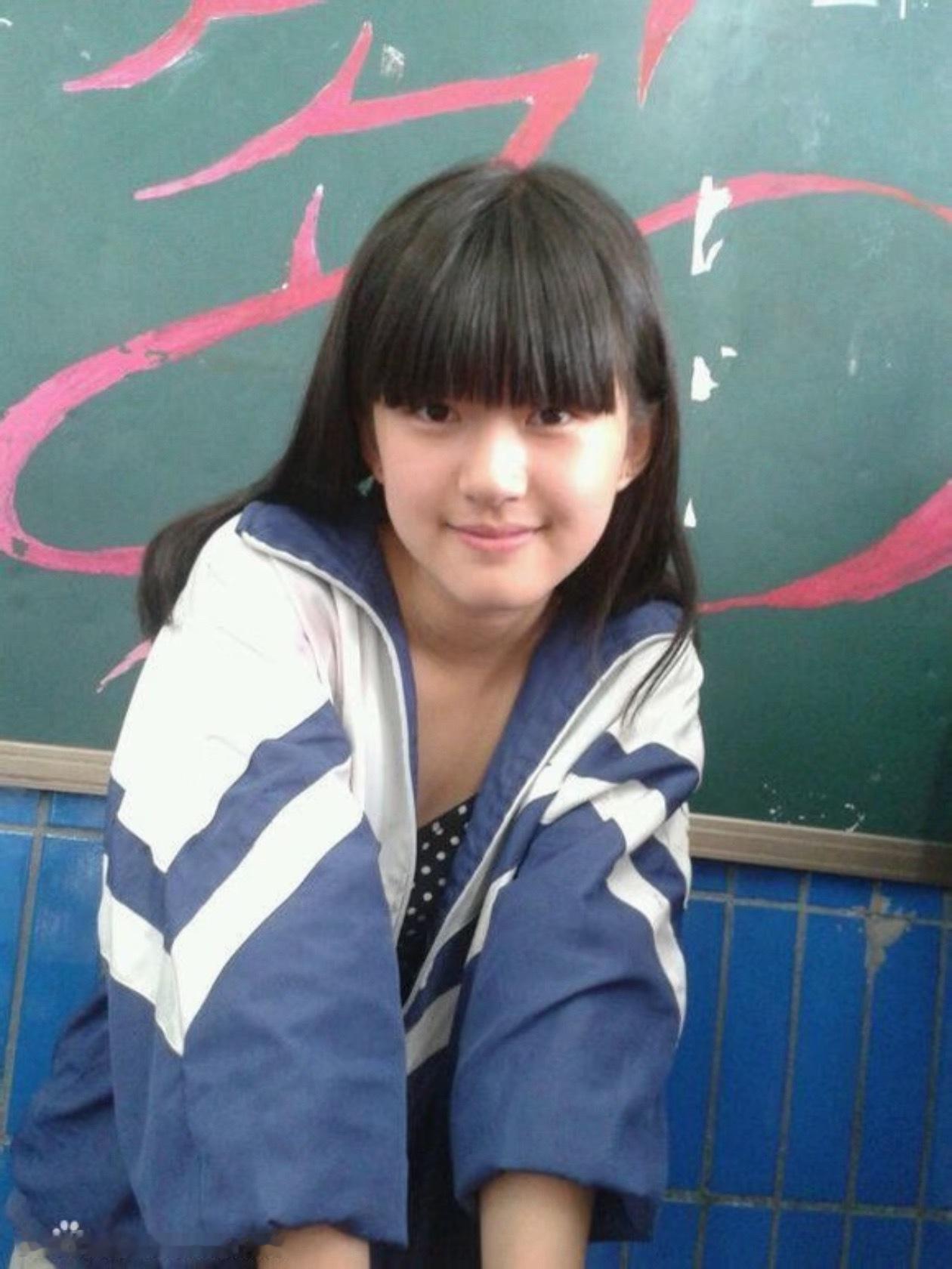 赵露思早期学生时代照片看来早期就是校园女神了​​​
