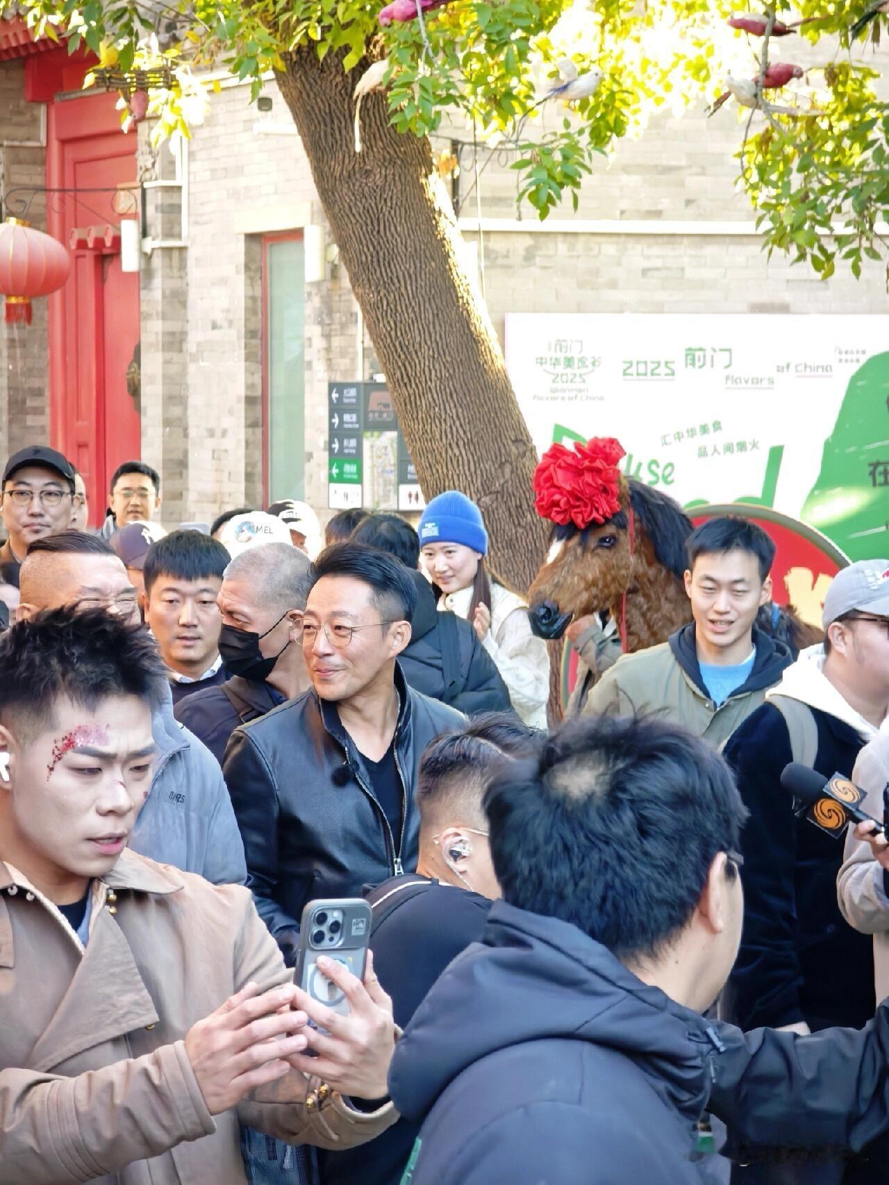 汪小菲破天荒独自现身!前门大街豆汁店帅气打卡,身边不见爱妻马筱梅~~汪小菲现身北