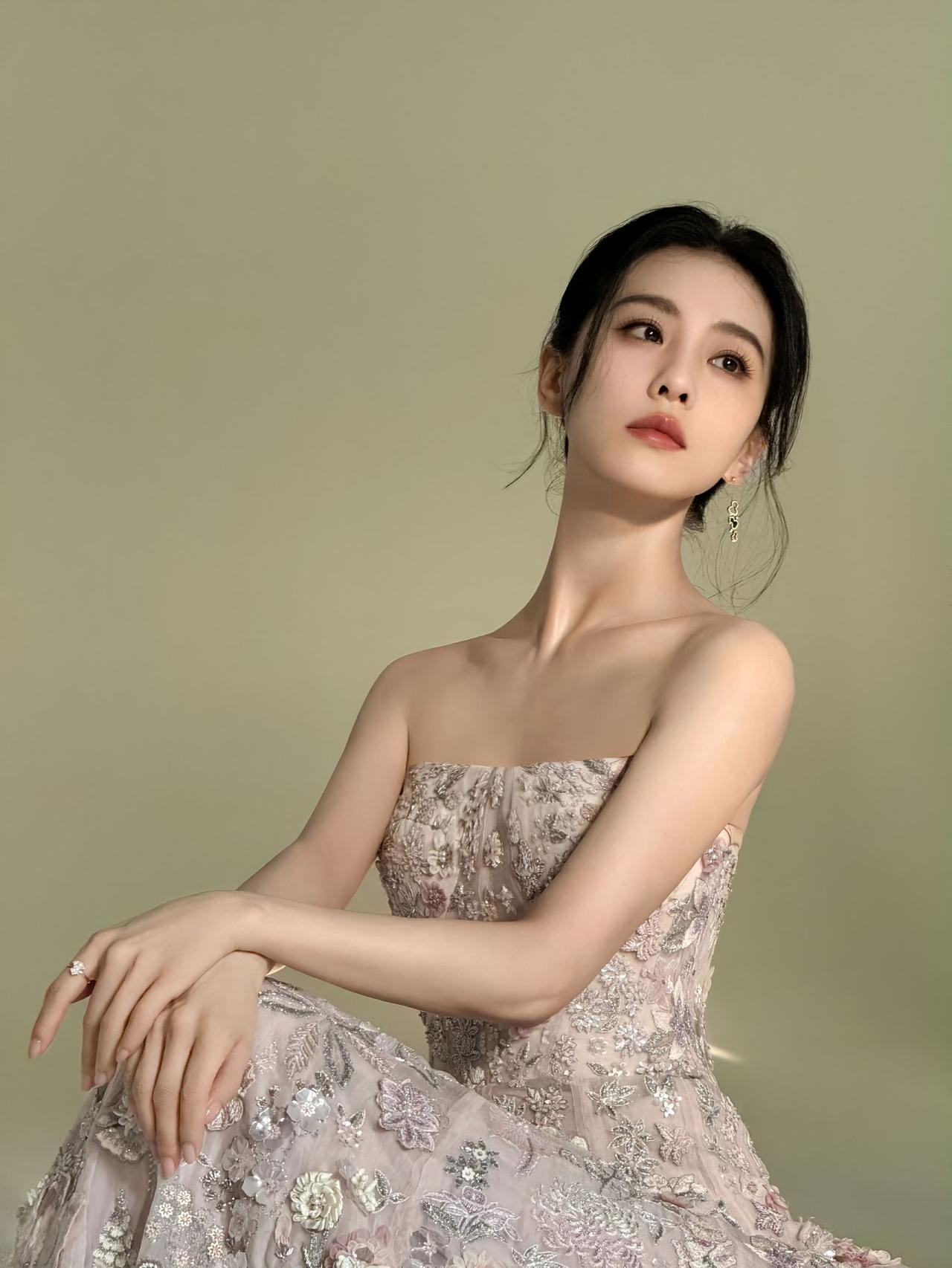 刘诗诗光从墙的一侧漫过来把纱裙上的花，绣成会呼吸的星抹胸的弧度接住半片暖