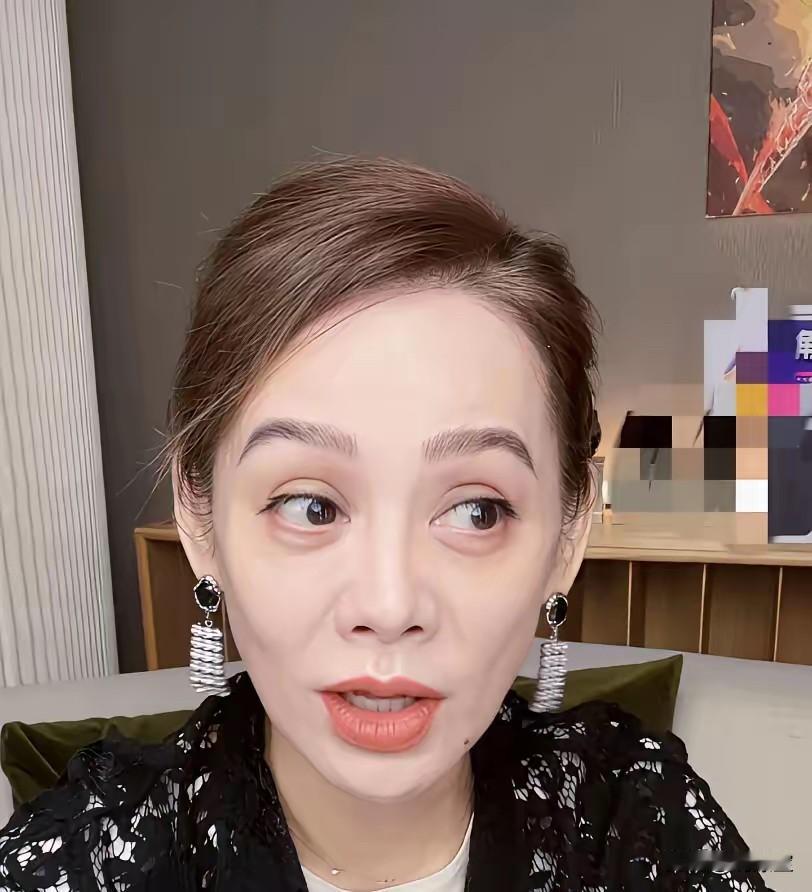 人老先老眼睛！宁静这个图批的太假了她虽然长得有点异域风但实际是贵州人基因