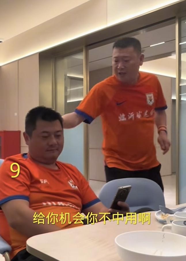 山东泰山知名球迷牛刚显然忍无可忍了。今天，他居然发了一段视频来讽刺克雷桑。要知道