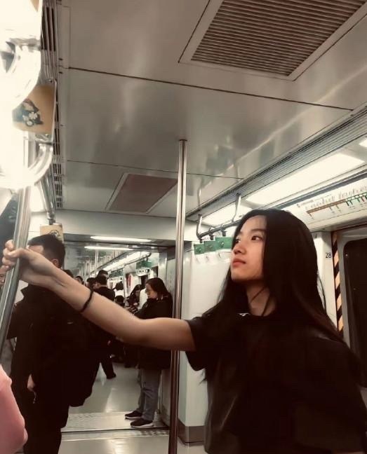卢昱晓在英国留学的时候的照片，真的好美，江浙沪独生女的含金量还在上升