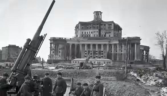 1941年12月，180万德军杀到莫斯科约20公里处，零下30度左右中士兵成片冻