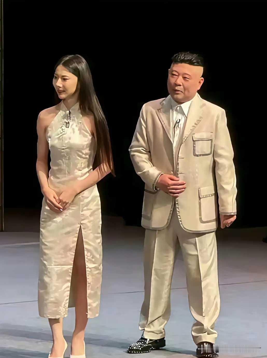 郭德纲穿西服也太不帅气了，大褂更经典韵味，适合自己才是最出彩的。