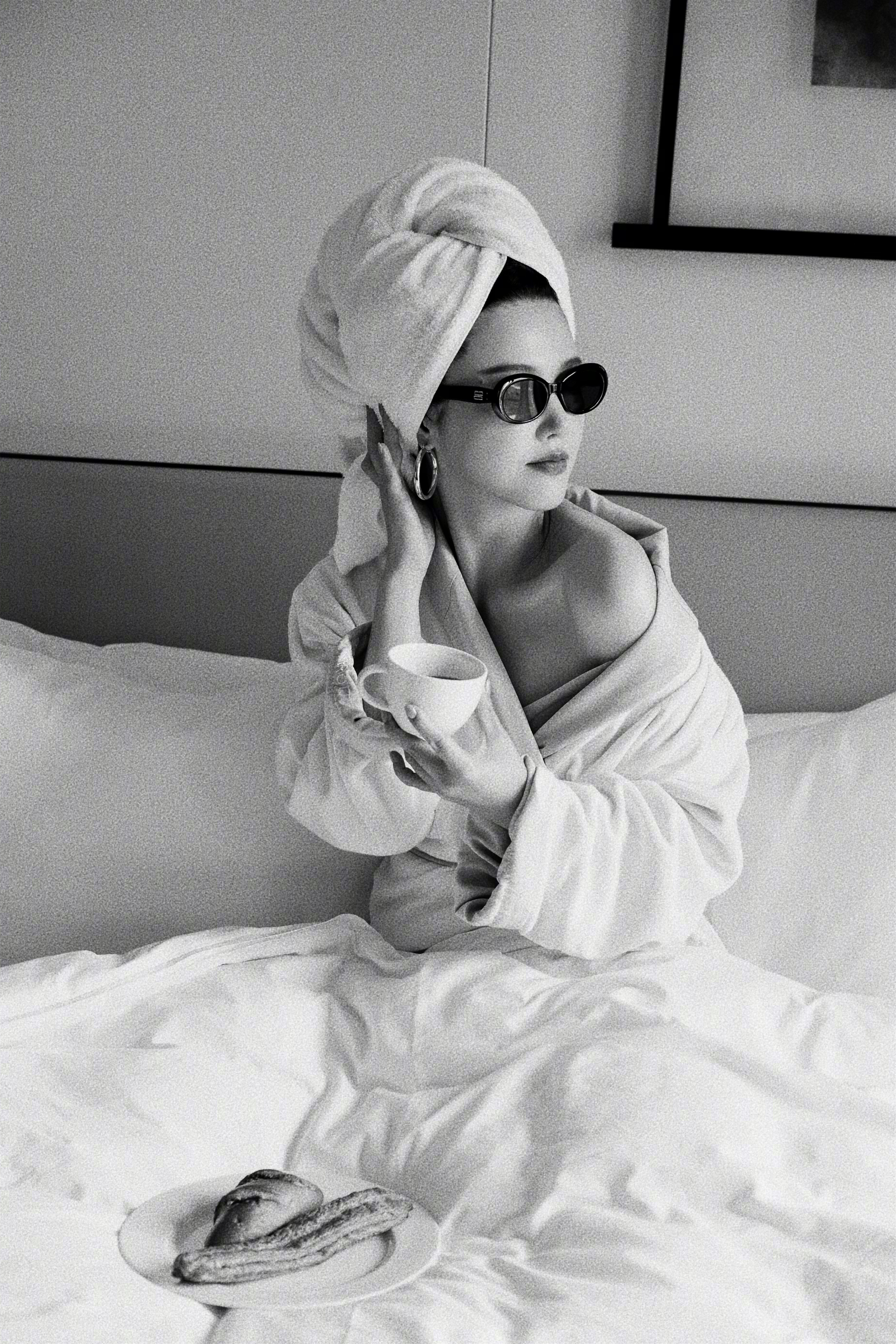 杨子姗居家私服：穿睡裙戴墨镜，姐姐好飒