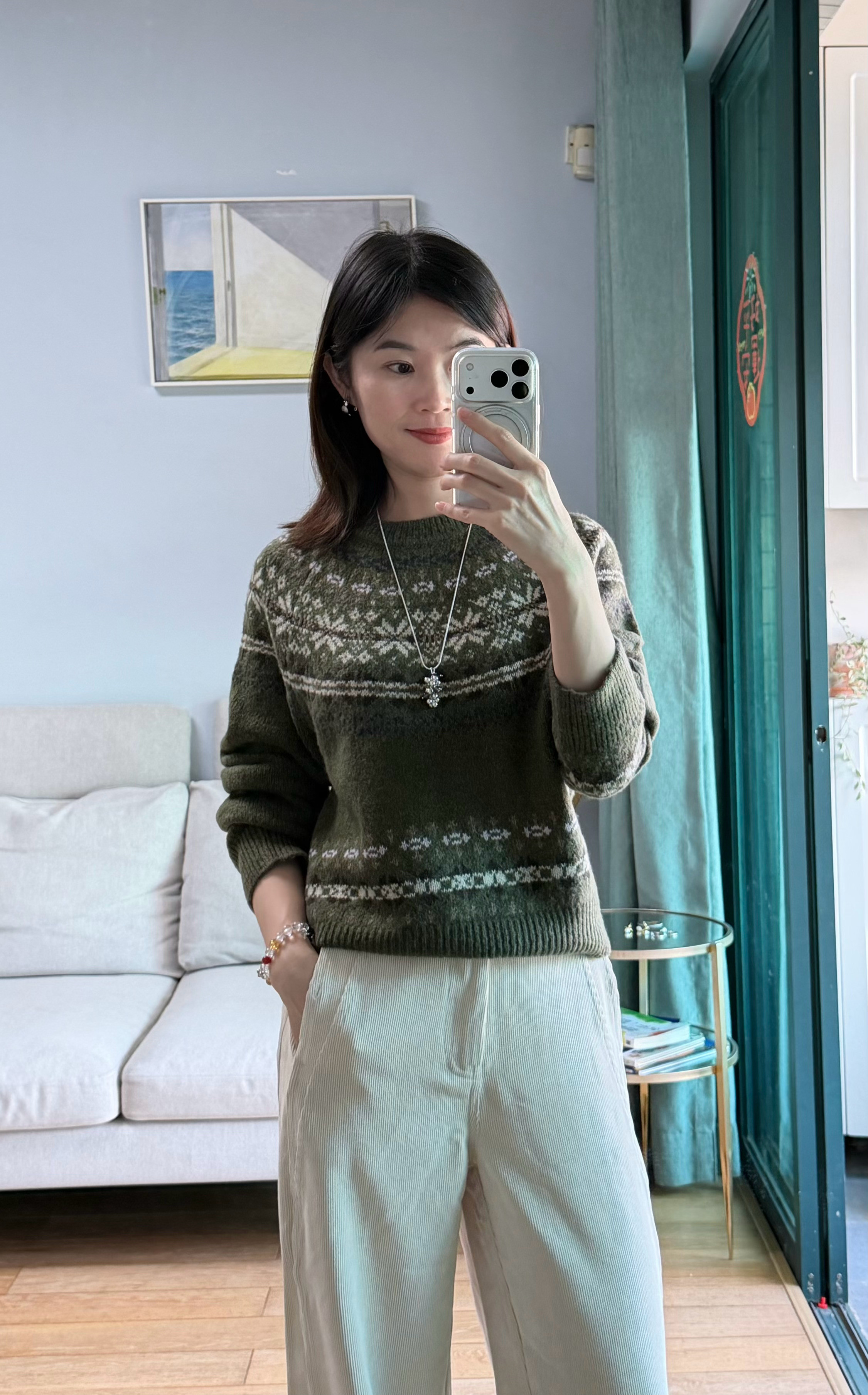 新品预告|选了一件墨绿色费尔岛毛衣，全羊毛的，图案和版型都是比较经典耐看型，整体偏法式风。搭配的米白