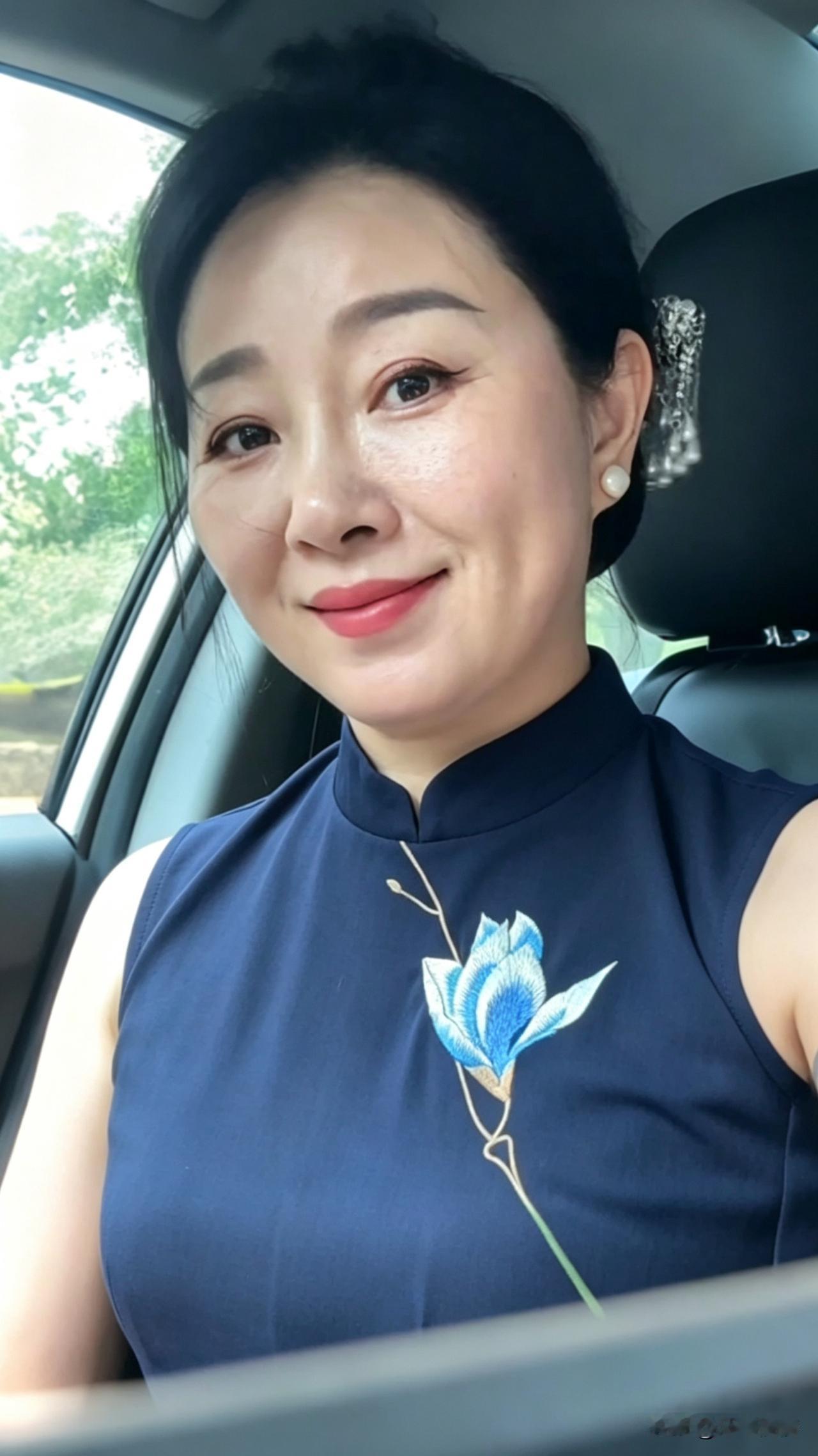已经五十岁了，一笑还有酒窝显现，端庄温婉，独属于成熟女性的韵味。