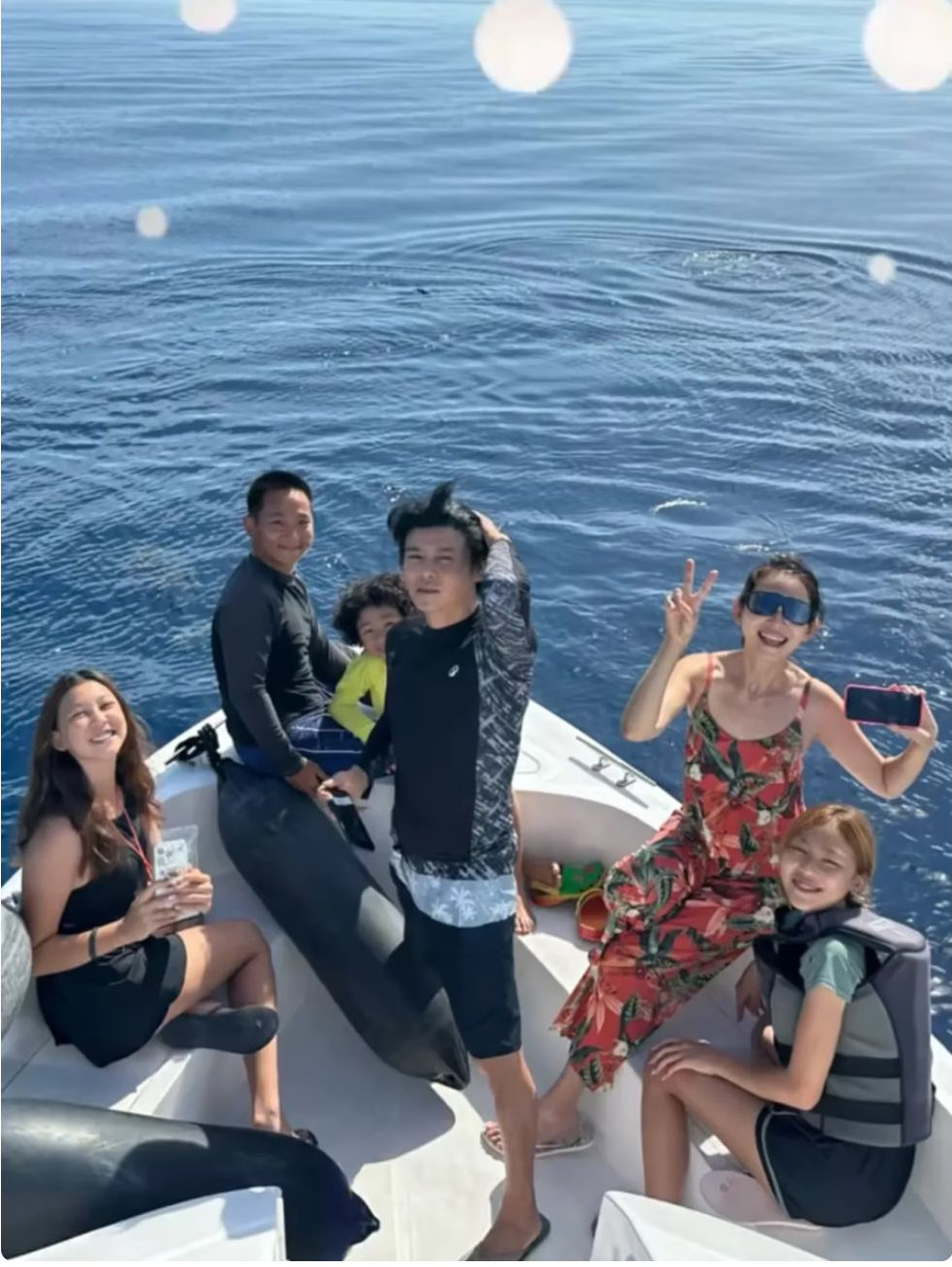 蔡少芬晒一家五口出游全家福，俩女儿个高又瘦，跟爸爸张晋一样高