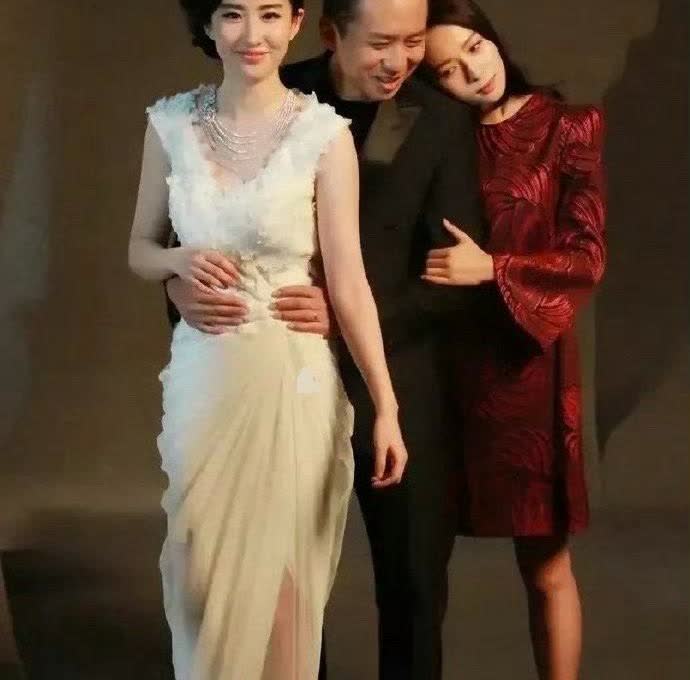 笑不活了！刘亦菲、邓超、董洁这组合照[笑着哭]超哥环抱刘亦菲，董洁姿态