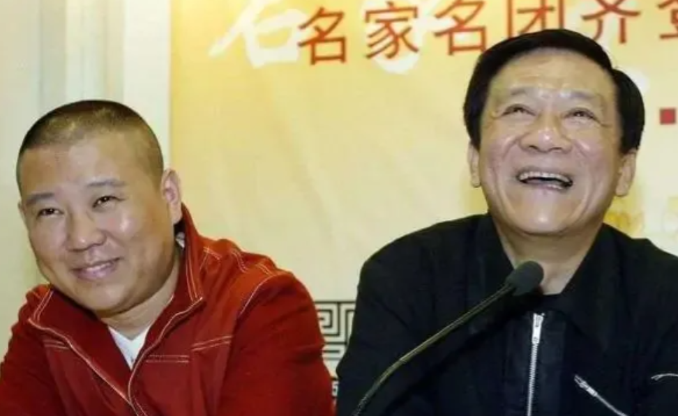 2004年，德云社欠了一屁股房租，侯耀文直接拿着5w现金给了郭德纲，郭德纲说：“