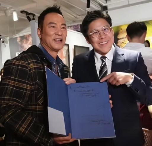 霍启刚的手，第一次不是为了签署文件，而是为了触摸光影。他站在任达华摄影展的角落