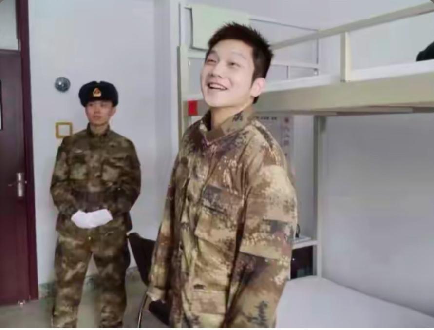 樊振东，这是十几岁的你吗？这憨憨的一笑好萌呀，简直是一枚好奇宝宝。但看小