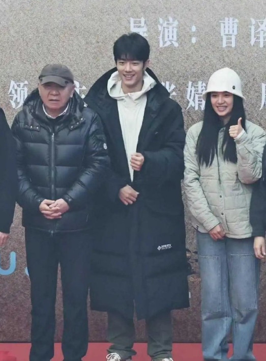 翻到《藏海传》开机仪式直接笑得不行！！郑晓龙、肖战、张婧仪三人状态放松到极致