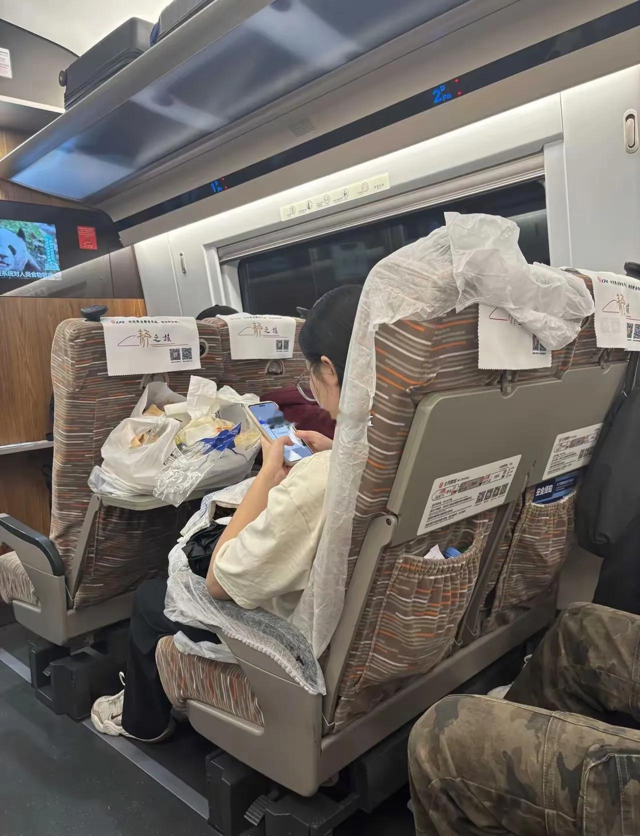 一位网友在高铁上面拍到的，我还以为只是传说，没想到现实当中还真有人这样坐高铁啊，