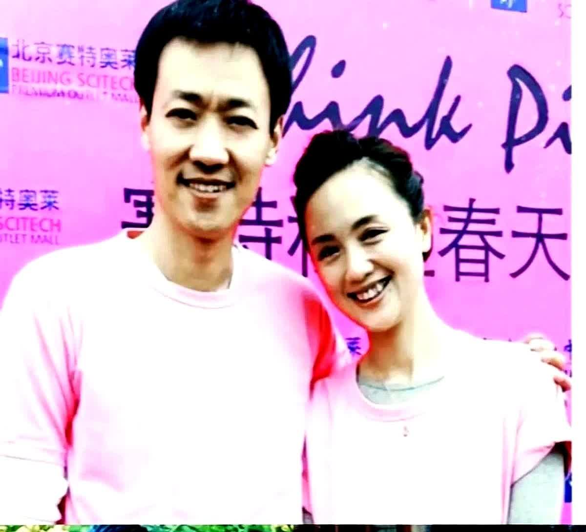 辛柏青前脚刚把妻子朱媛媛离世的讣告发出来，这后脚就开始乱套了邻居老张说那天瞅