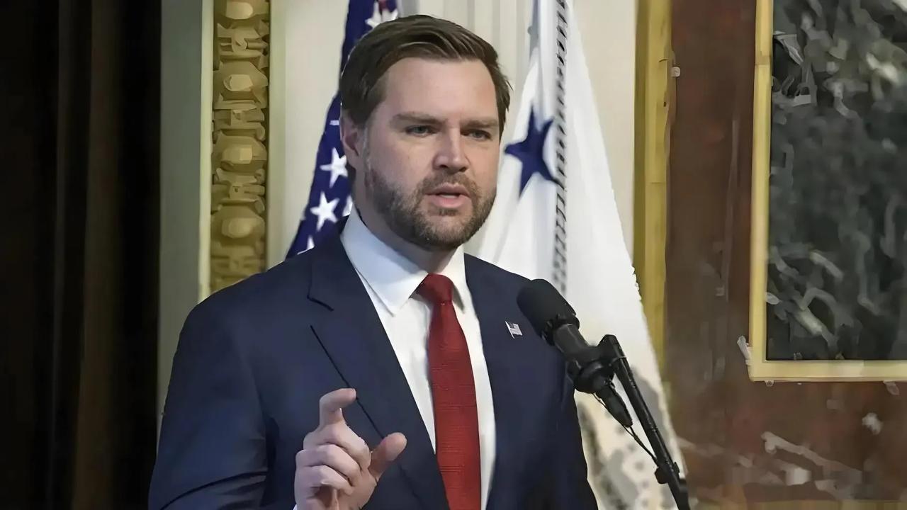 美国副总统做出了正确表态。美国副总统万斯周日表示，美国不会因中国与俄罗斯的贸