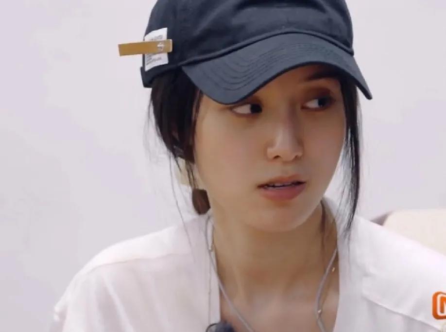 黄子韬带着徐艺洋去了非洲后，强行让导演把徐艺洋和自己分开，徐艺洋一个人语言不通崩