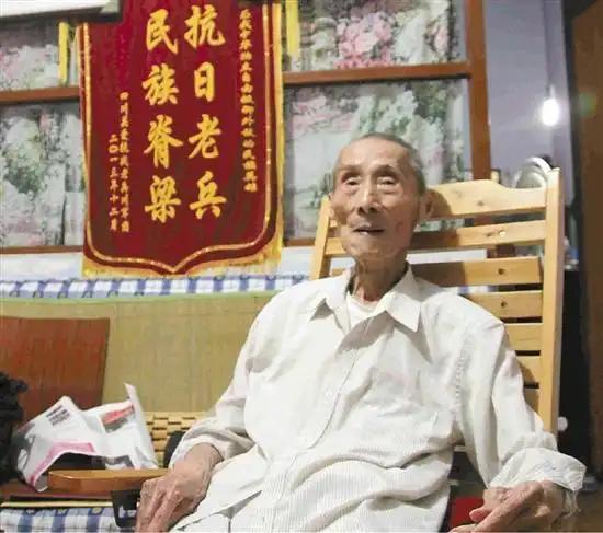 1942年，时任146师独立工兵第8营副营长的黄士伟带领弟兄们在路上埋地雷阻击日