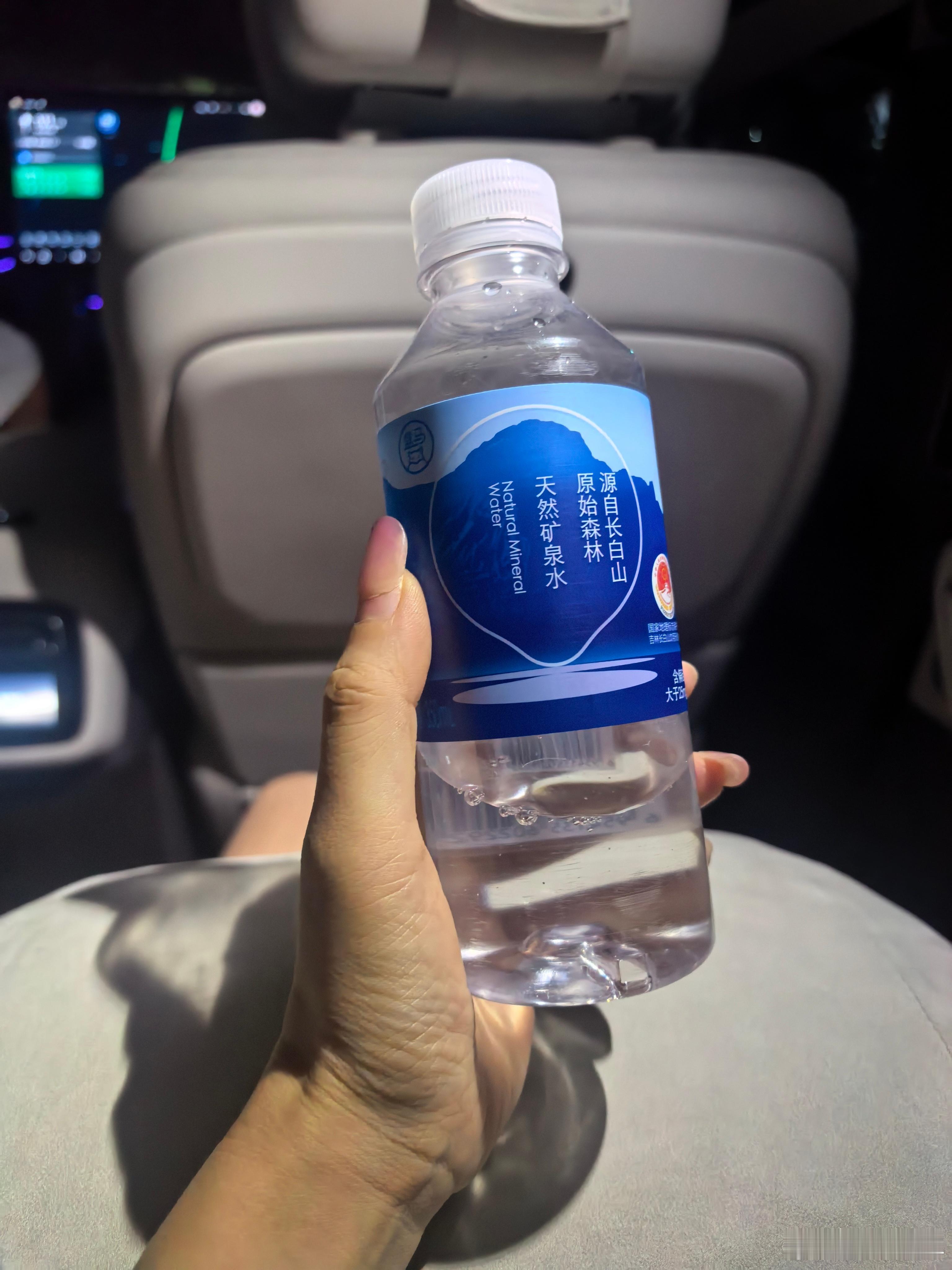 夏天喝什么既能补水又不长胖那不就是喝水么[捂脸哭]​​​